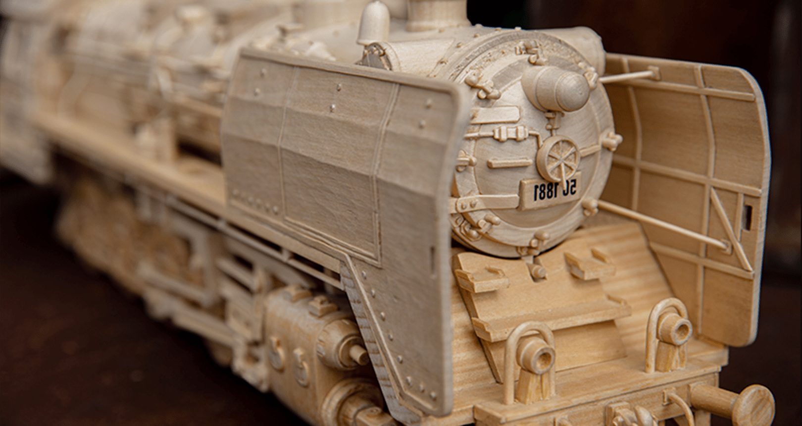 Nahaufnahme einer abstrakten Pferdeskulptur mit strukturierten Strichen in Weiß und Braun.