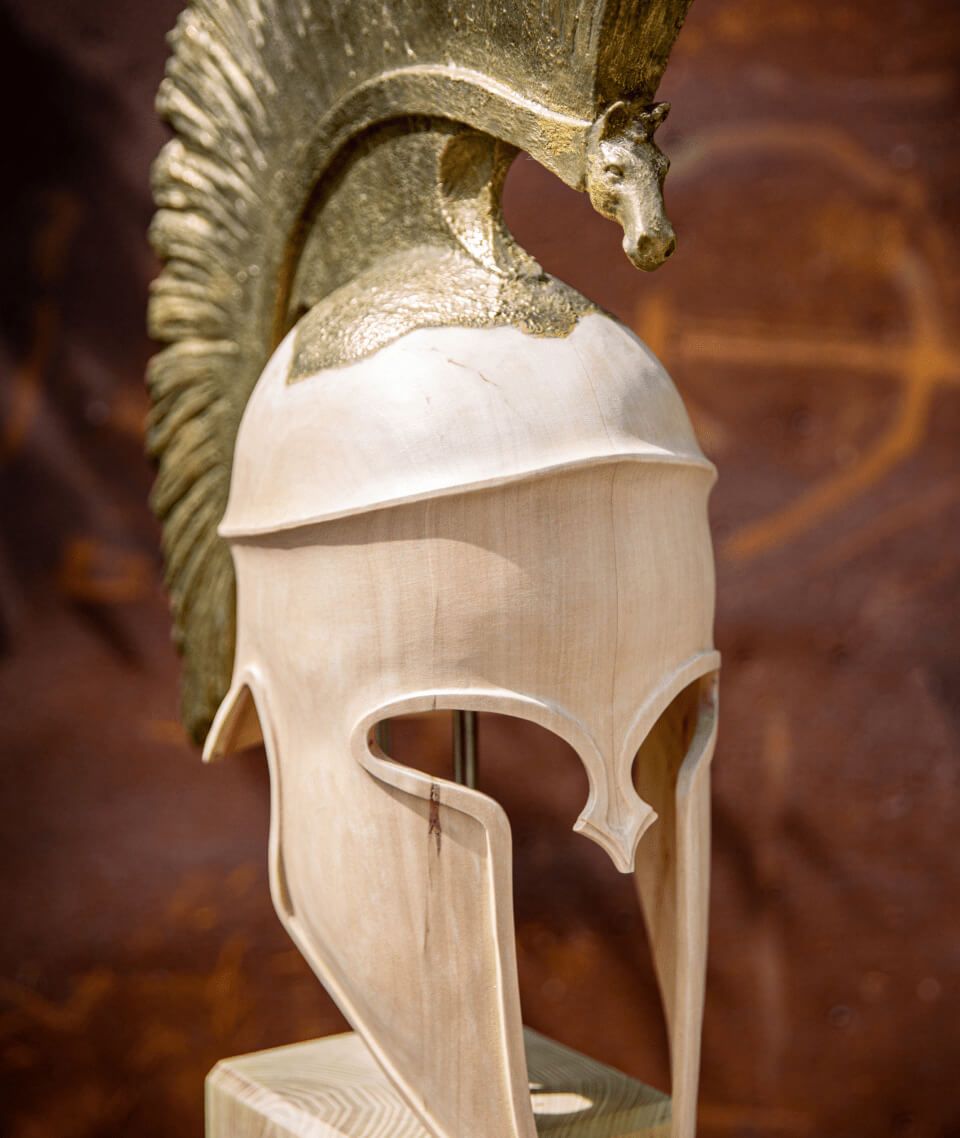 Nahaufnahme eines Ritterhelms mit einem pferdeförmigen Wappen.