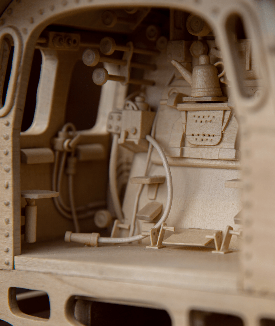 Nahaufnahme eines detaillierten Miniatur-U-Boot-Innenmodells aus Holz mit komplizierten Teilen.